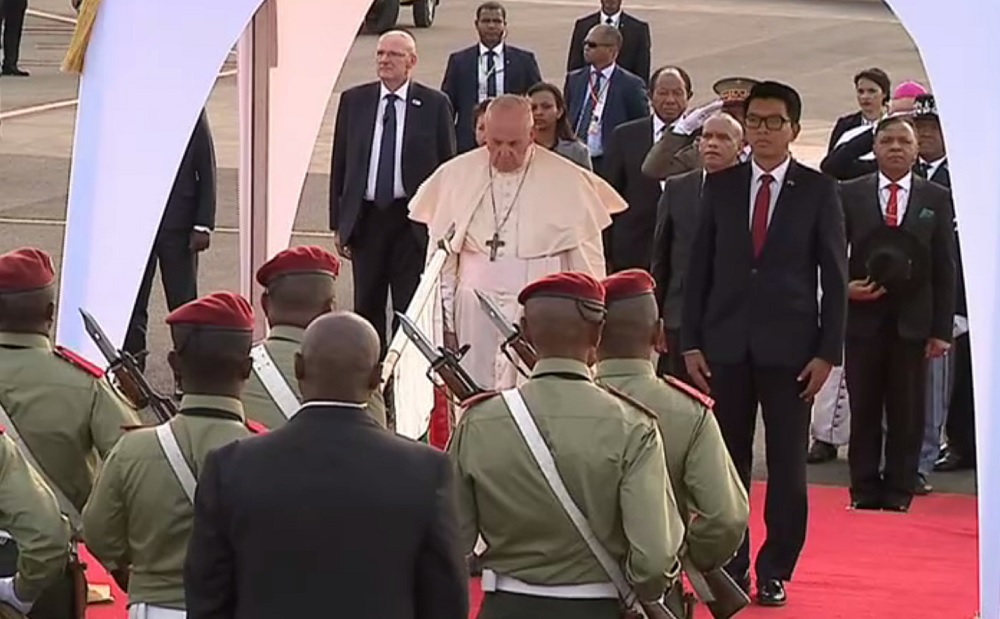 Papa está em Madagáscar Santo Padre foi recebico em Antananarivo pelo Presidente malgaxe Andry Rajoalina .jpg