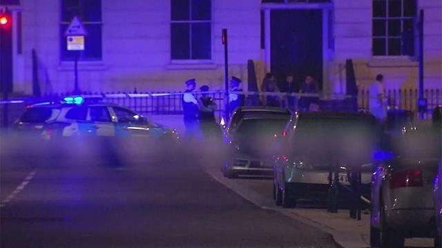 Jovem de 19 anos mata uma mulher e esfaqueia outras 5 pessoas no centro de Londres