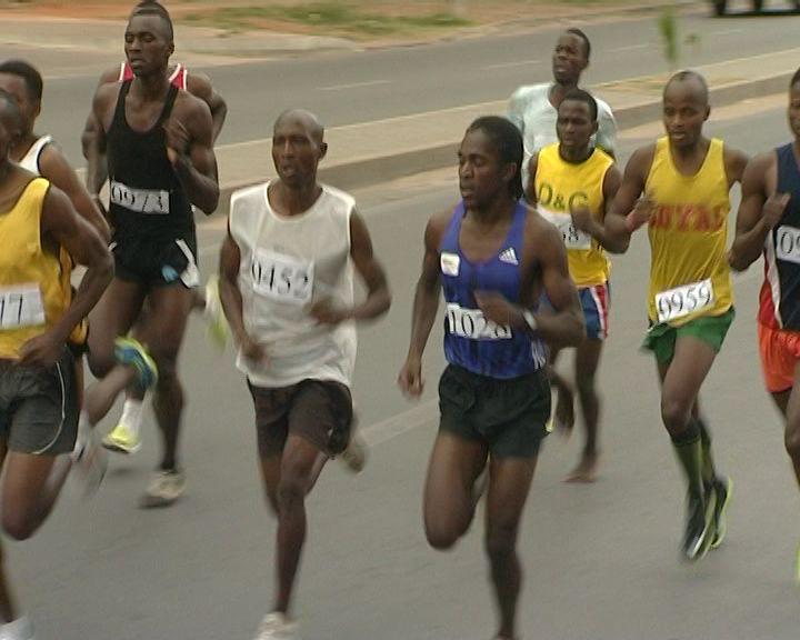 Alusiva Aos 52 Anos das FADM Universidade Pedagógica domina corrida pedestre 25 de Setembro