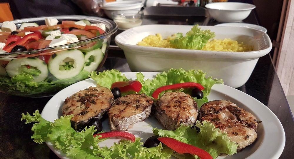Arroz de Açafrão, Peixe frito e Salada Grega
