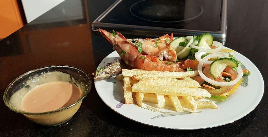 Camarão grelhado na frigideira com vinho branco