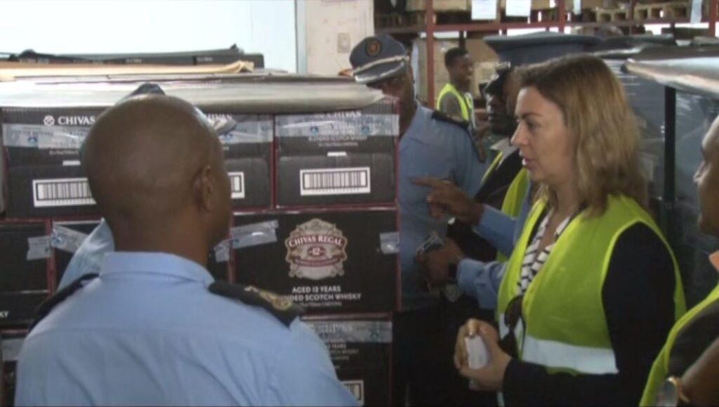 AUTORIDADE TRIBUTÁRIA_Inicia inspecção da selagem de tabaco manufacturado e bebidas.jpg