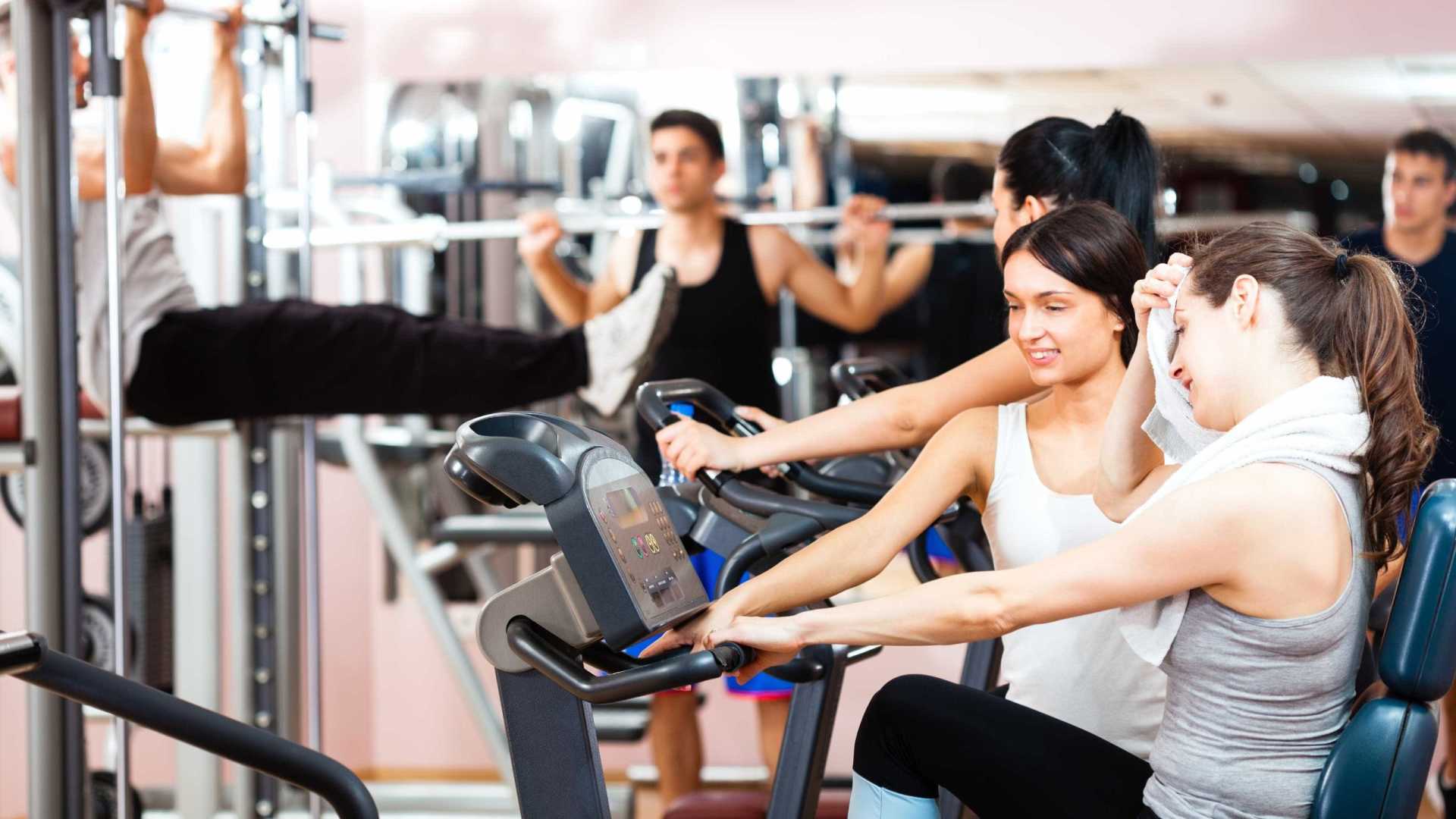 Não gosta de treinar em público? Saiba como ganhar confiança
