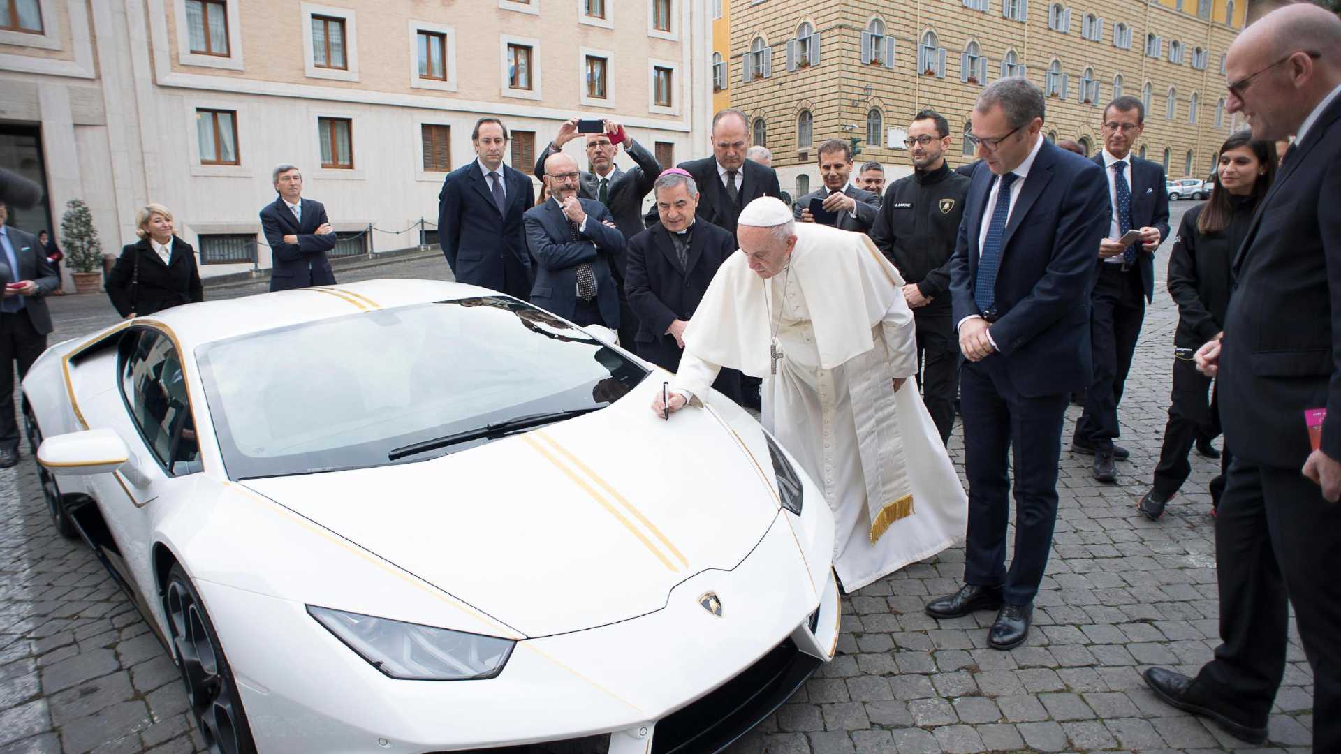 Lamborghini do Papa Francisco leiloado por 715 mil euros