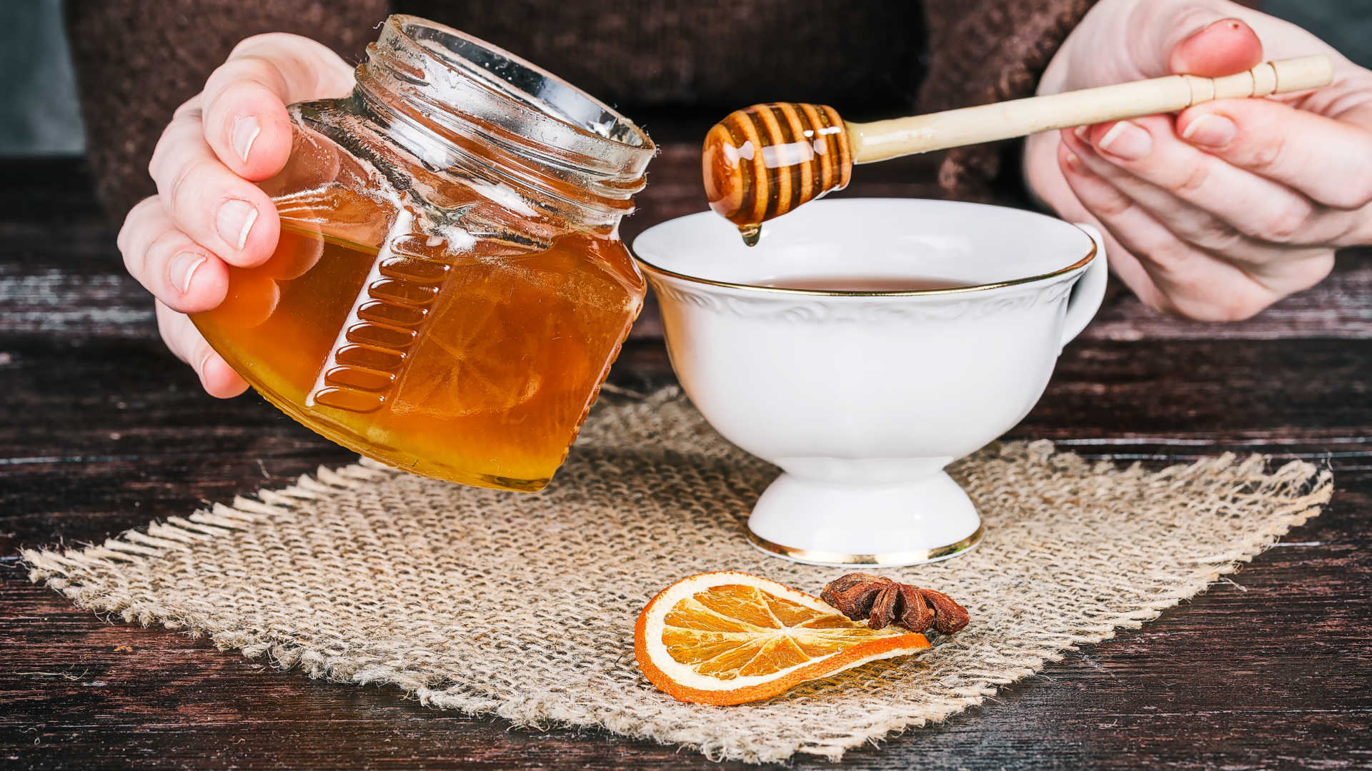 Por que razão deve preferir o mel aos antibióticos?