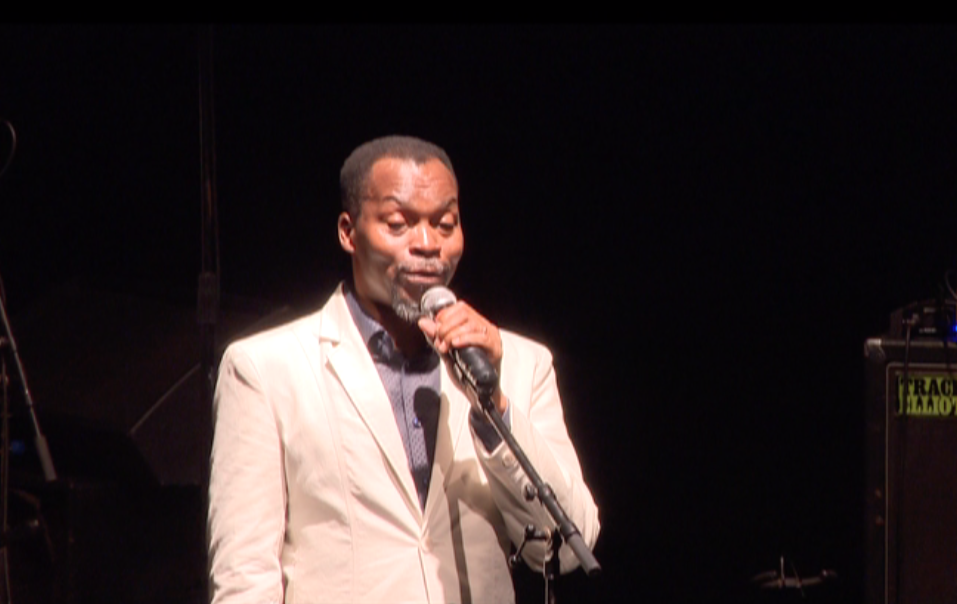 Aniano tamele em concerto prestou homenagem às vítimas do Idai antes de actuar