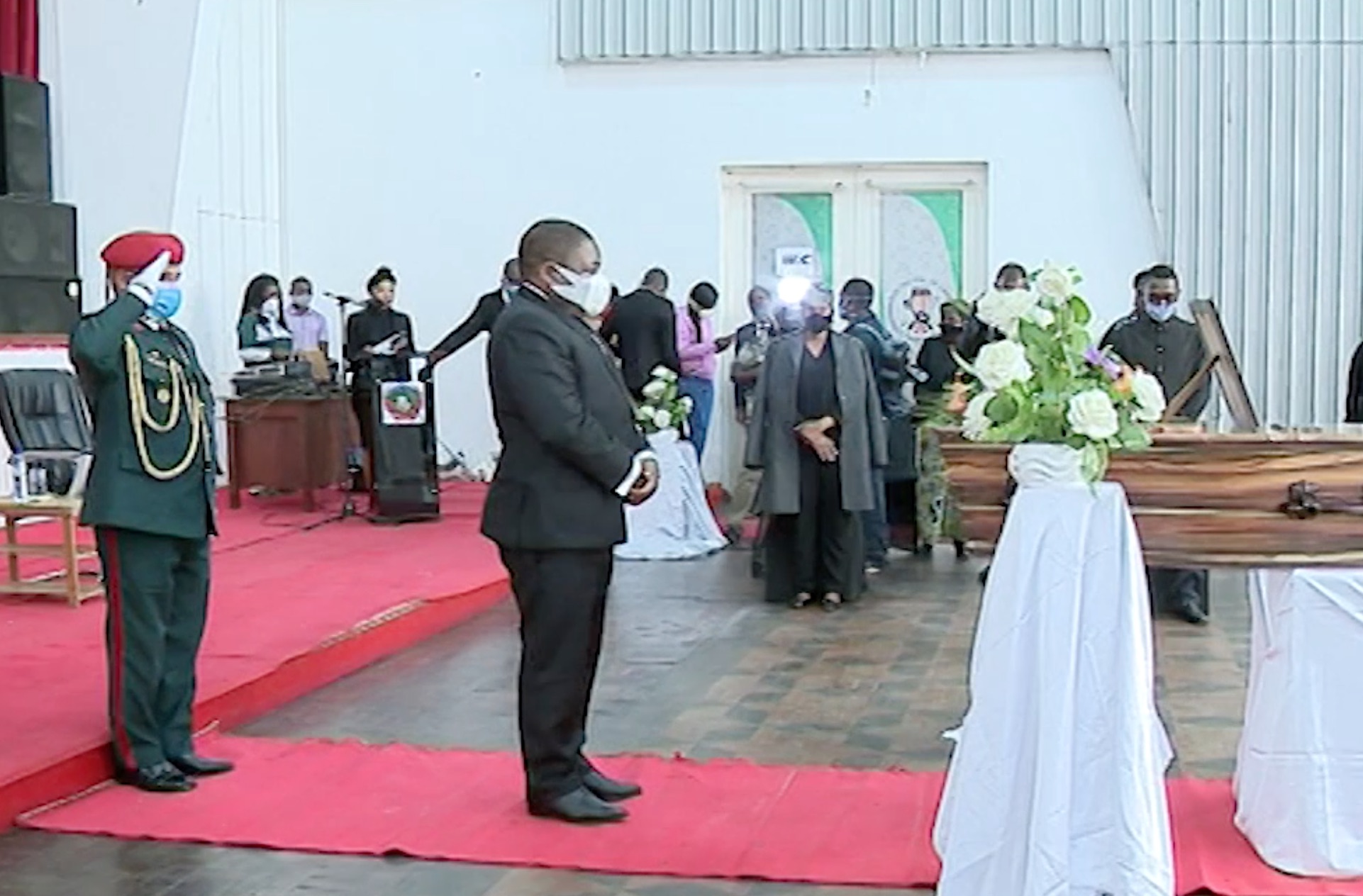 Velório de Pedro Nacuo: Filipe Nyusi rende homenagem ao jornalista e escritor, falecido em Nampula