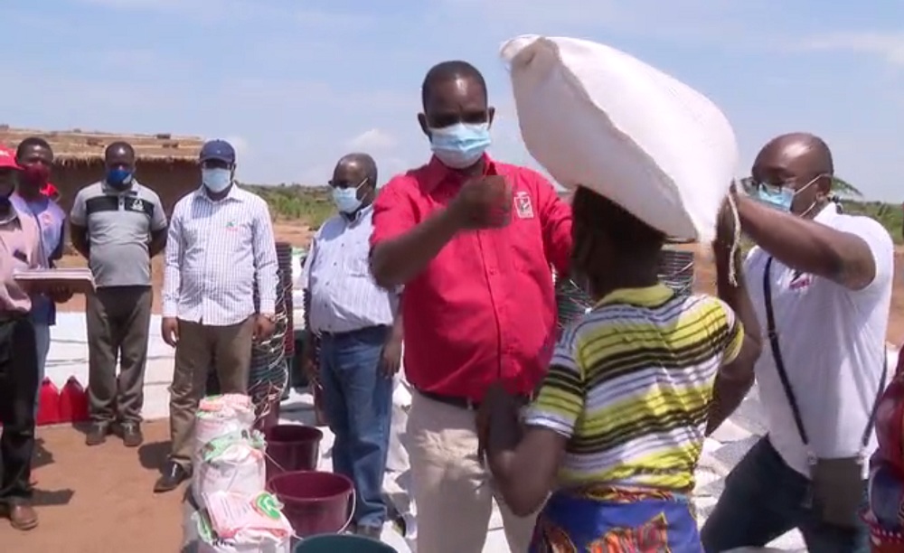 Frelimo doa 16 toneladas de arroz às vítimas dos ataques militares em Manica