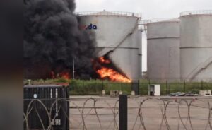 Tanques de combustível pegam fogo no Porto da Beira