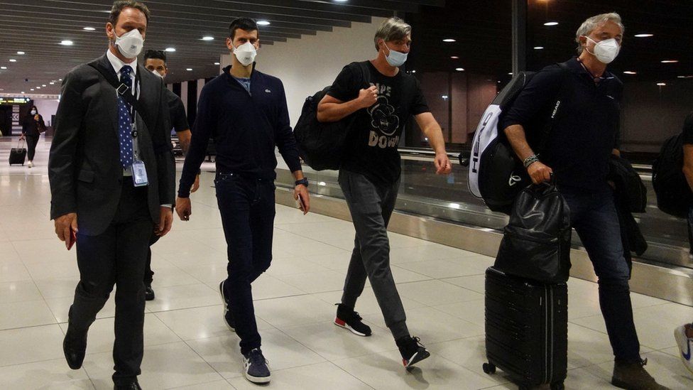 Tenista Novak Djokovic: Desembarca na Sérvia com recepção discreta após deportação