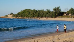 Nyusi reabre praias, mas proíbe venda e consumo do álcool à beira-mar