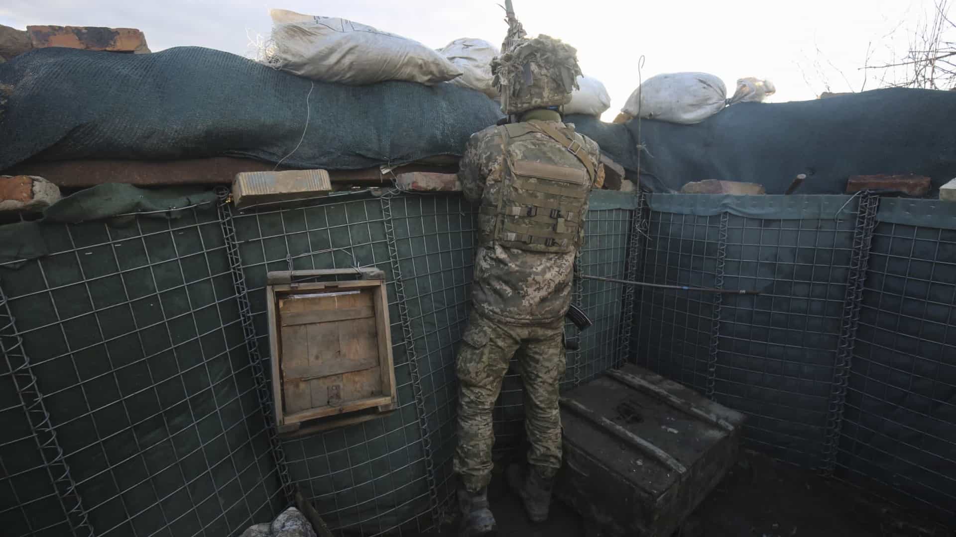 Guerra na Ucrânia: Pelo menos 100 soldados e 12 civis mortos