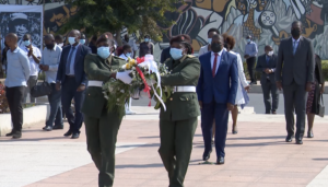 Personalidades rendem homenagem aos heróis nacionais na cripta da capital do país