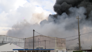 Incêndio consome mais de cinco armazéns de produtos diversos no Município da Matola, Maputo