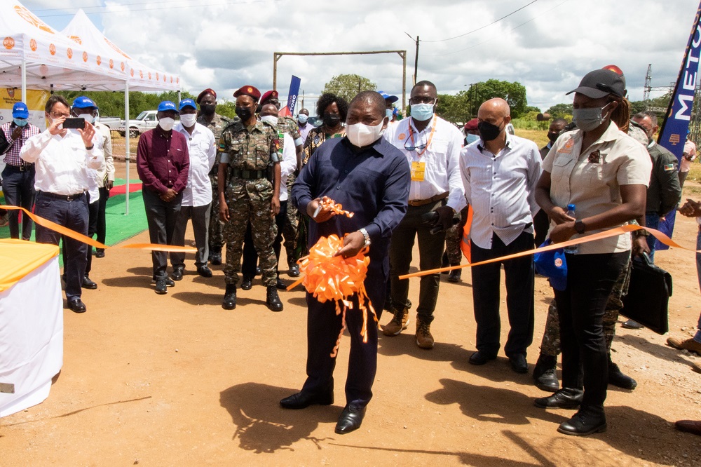 PR Nyusi dirigindo a cerimónia da Inauguração da Central Solar de Metoro-7 (1).jpg