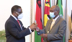 Presidente do Malawi recebe Chaves da Cidade de Maputo