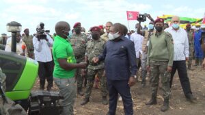 Mecanização agrária: Presidente Nyusi entrega tractores em Nhamatanda