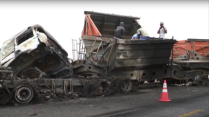 Embate frontal destrói dois camiões de carga