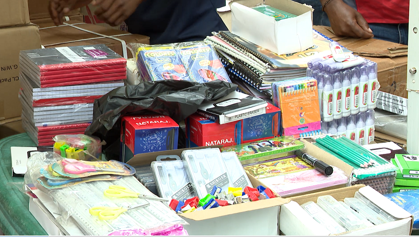 Livro escolar pouco procurado em Maputo :Encarregados aguardam a indicação das editoras pelas escolas