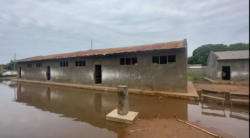 Escolas alagadas na Matola: Reabertos oito estabelecimentos de ensino