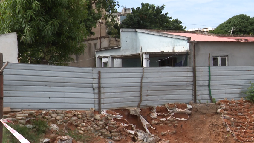 Construções desordenadas em Maputo: Três residências na iminência de desabar no bairro da Maxaquene