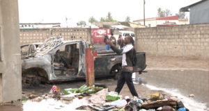 Vandalismo na cidade de Maputo: Manifestantes incendiaram infra-estruturas e bens em Kamaxaquene