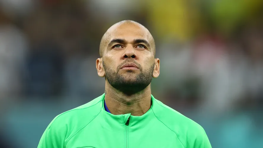 Condenado por agressão sexual:Brasileiro Daniel Alves converte-se e canta louvores