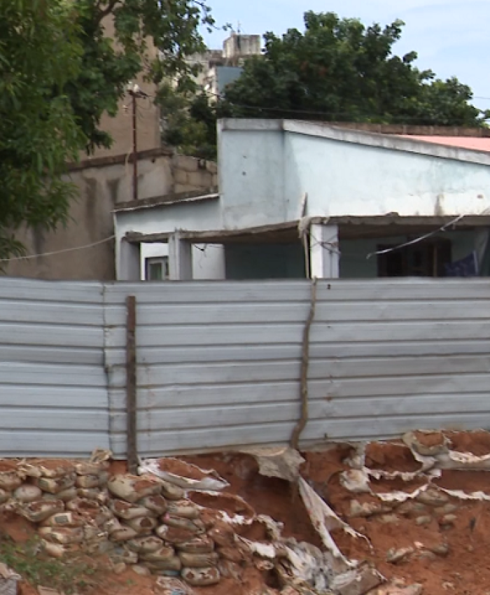 Construções desordenadas em Maputo: Três residências na iminência de desabar no bairro da Maxaquene